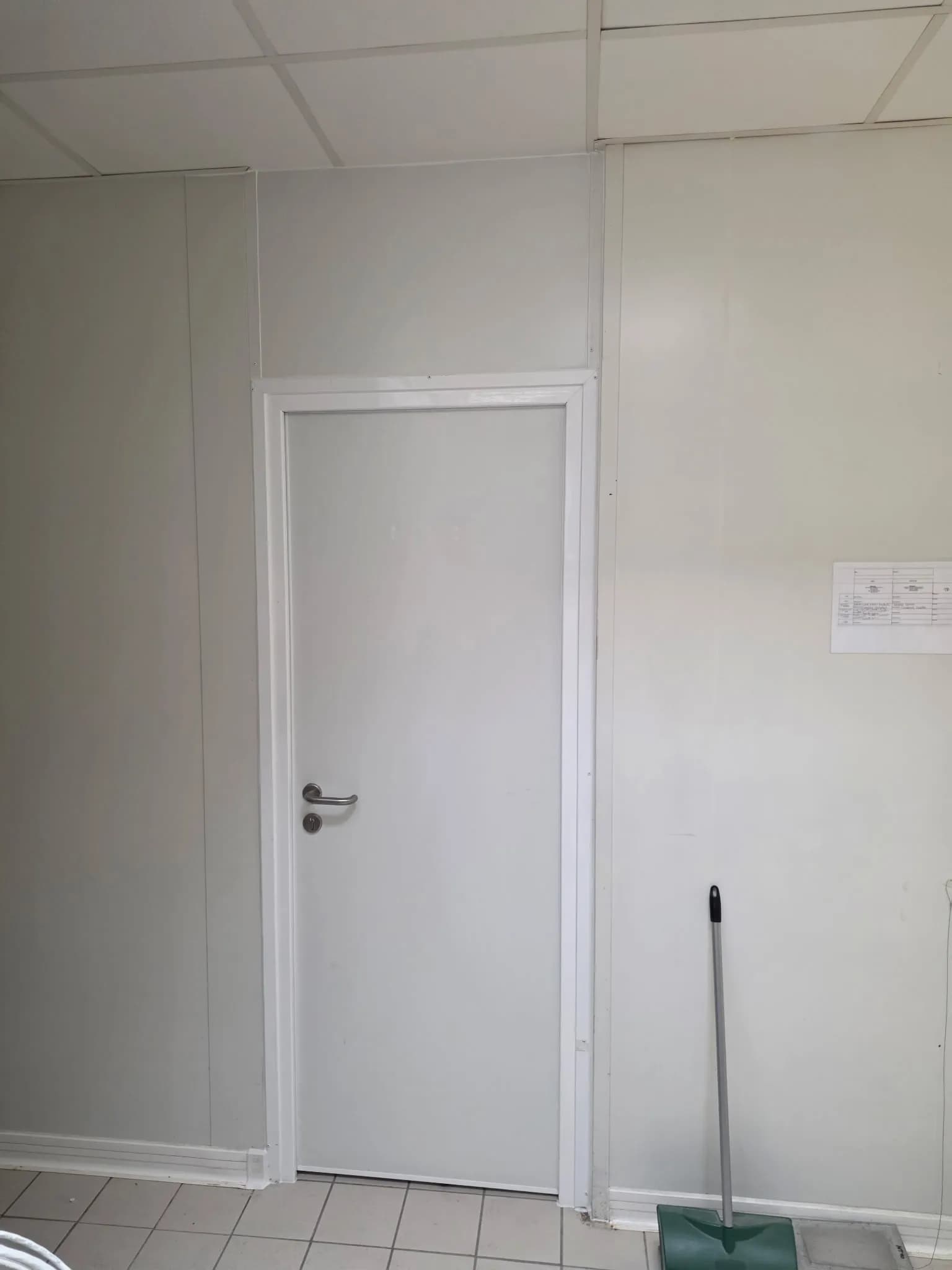 Porte d’accès d’un local de stockage sec réaménagé à Amiens