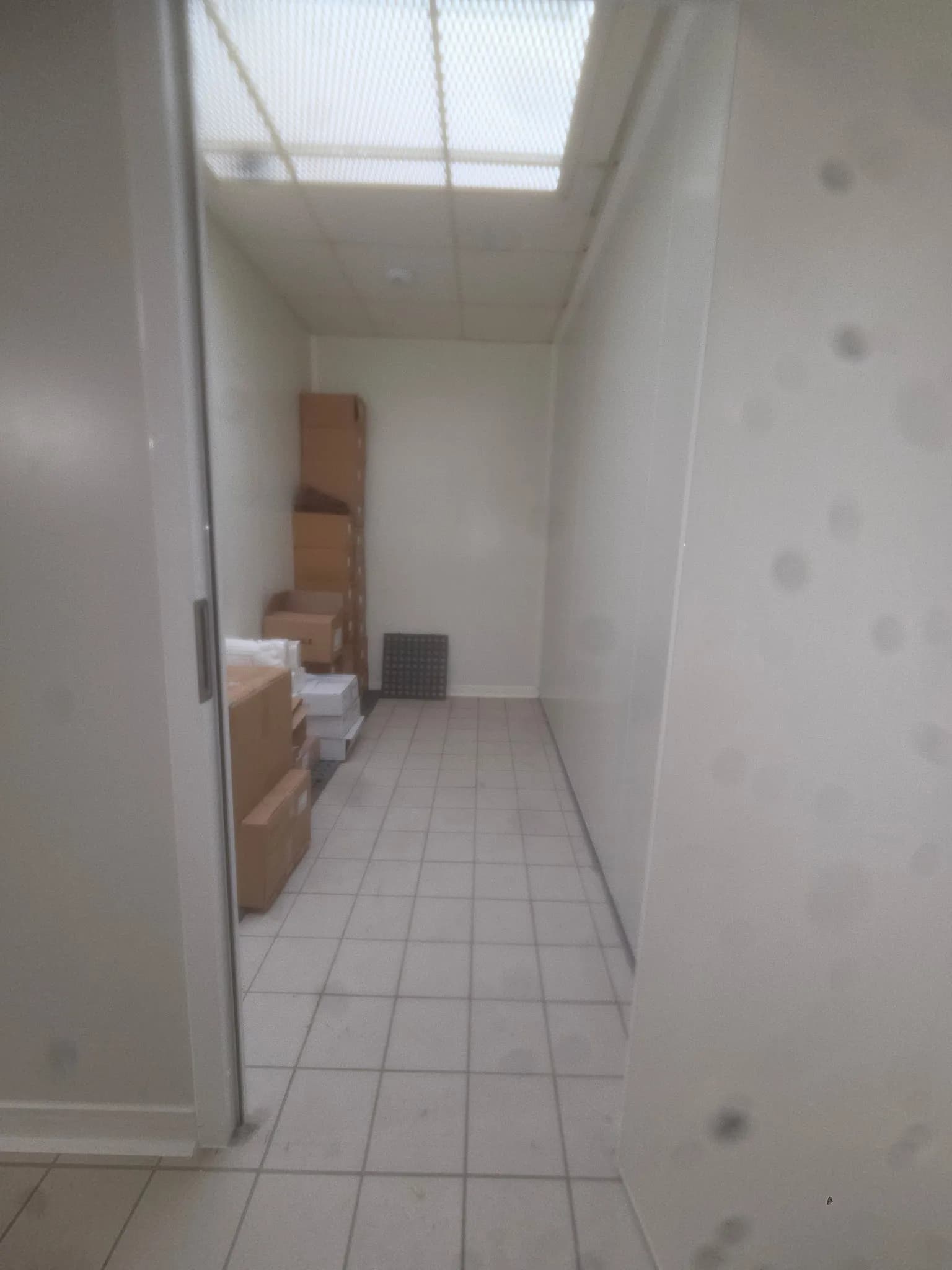 Vue intérieure d’un local de stockage sec après réaménagement à Amiens