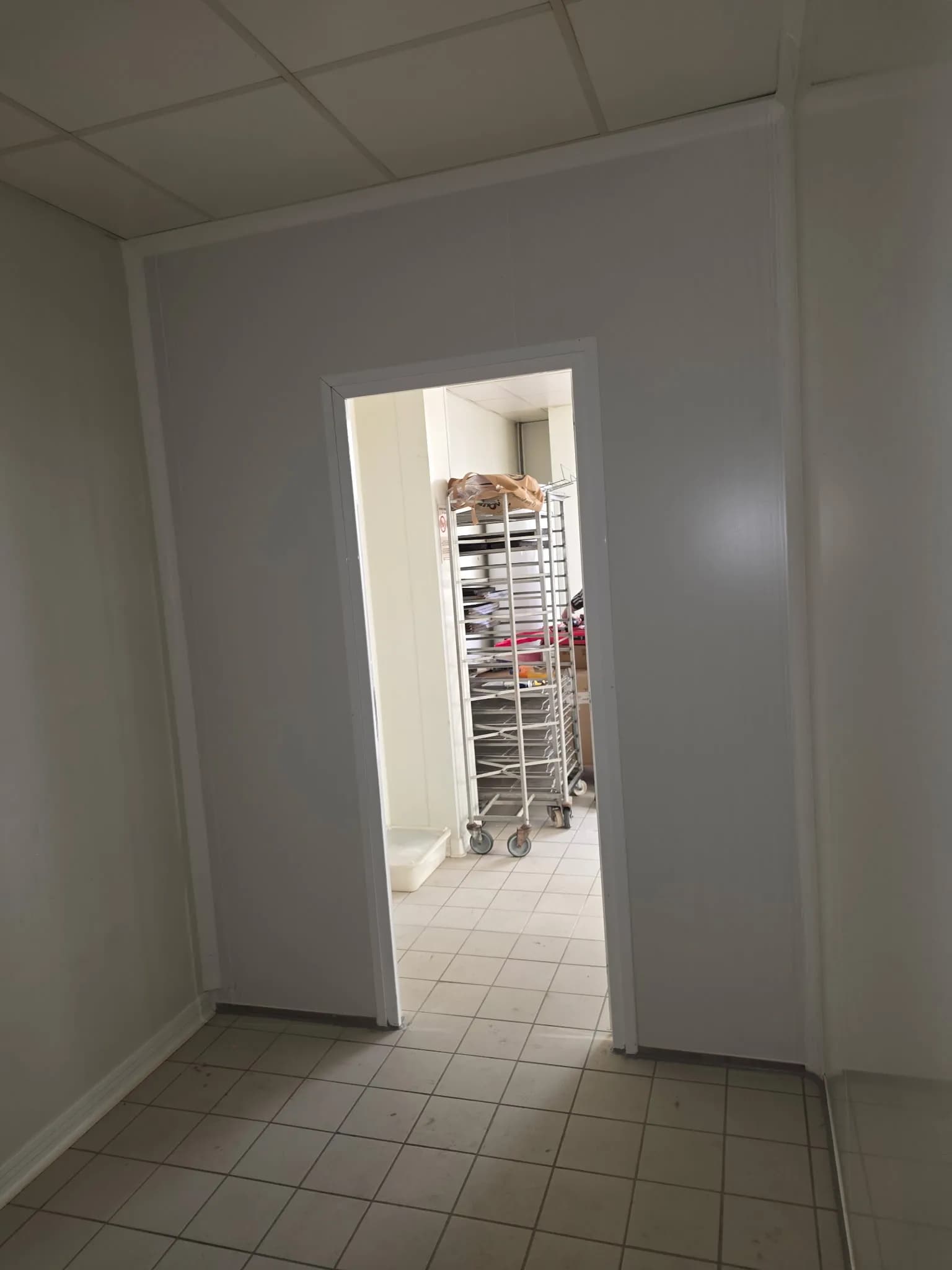 Nouvelle séparation intérieure du local de stockage réaménagé à Amiens