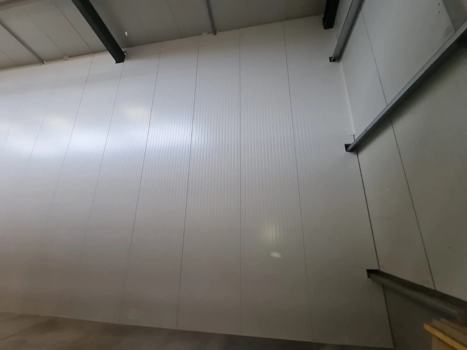 Intérieur d’une chambre froide positive professionnelle