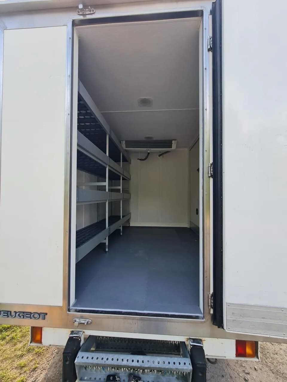 Entrée rénovée d’une cellule frigorifique de camion traiteur
