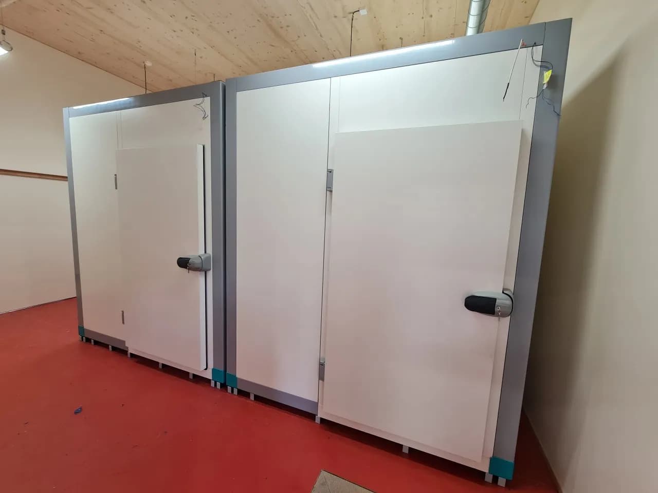 Façades de deux chambres froides sur un site d’enseignement à Lille